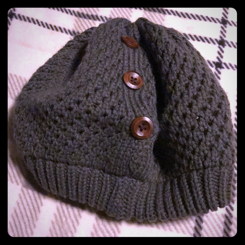 Beanie/beret olive green knit